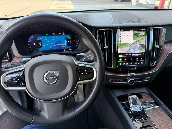 Volvo XC60 T8 TE eAWD - High-Tech SUV in Top Zustand Volvo Volvo XC60 2.0 T8 TE Ultimate Dark eAWD