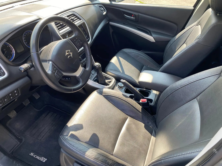 Suzuki SX4 S-Cross 4x4: Panorama, Leder, Navi Suzuki Suzuki SX4 S-Cross 1.4 T Compact Top 4x4