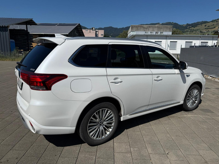 Mitsubishi Outlander 2.4 PHEV Diamond+ 4WD 2021 Mitsubishi Mitsubishi Outlander 2.4 PHEV Diamond+
