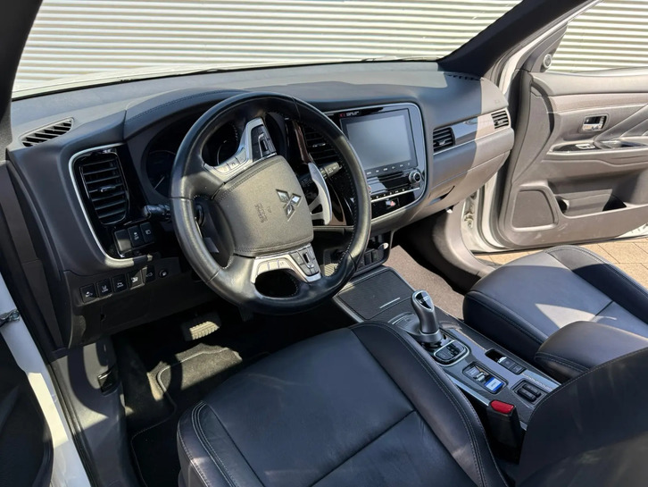 Mitsubishi Outlander 2.4 PHEV Diamond+ 4WD 2021 Mitsubishi Mitsubishi Outlander 2.4 PHEV Diamond+