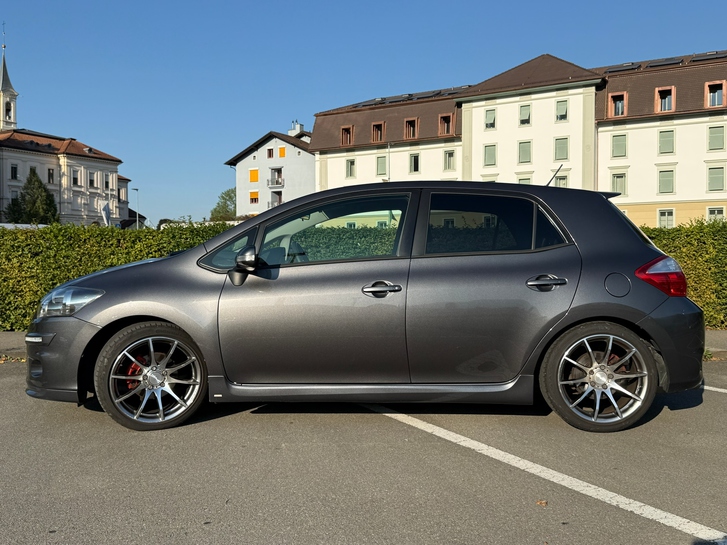 Sportlicher Toyota Auris 1.8 VMa Kompressor Toyota Toyota Auris 1.8 VMa Kompressor K2