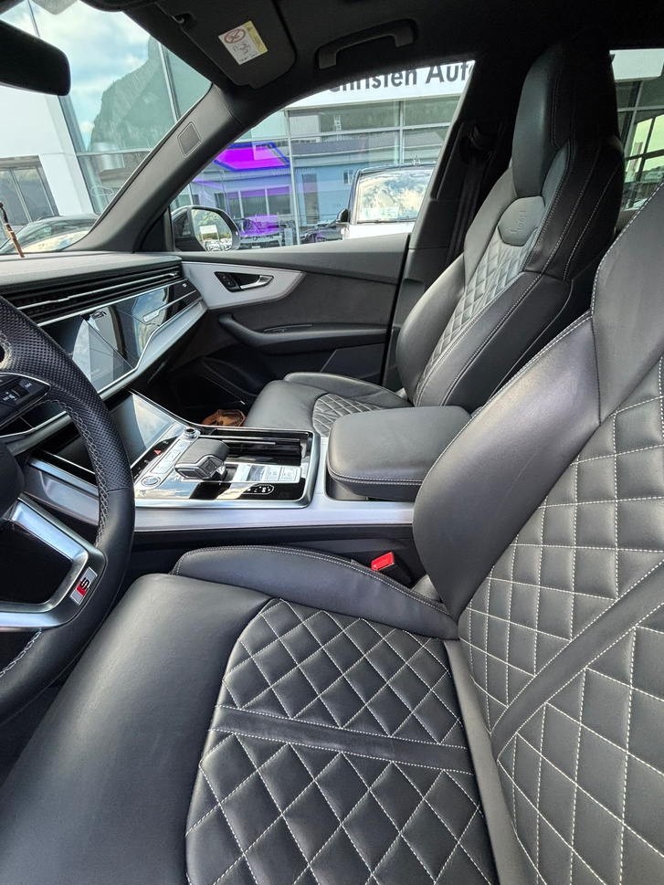 Audi Q8 3.0 55 TFSI quattroâLuxuriöser SUV Audi Audi Q8 SUV 3.0 55 TFSI quattro T-Tronic