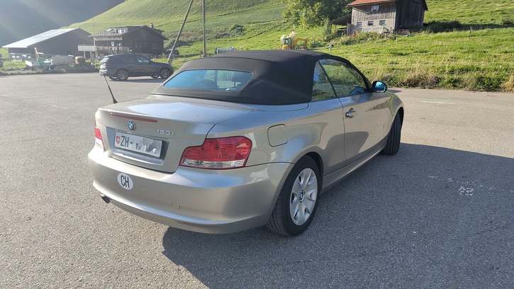 BMW 1er Cabrio 120i E88 - Top Zustand in Wald ZH BMW BMW 1er Reihe E88 Cabrio 120i