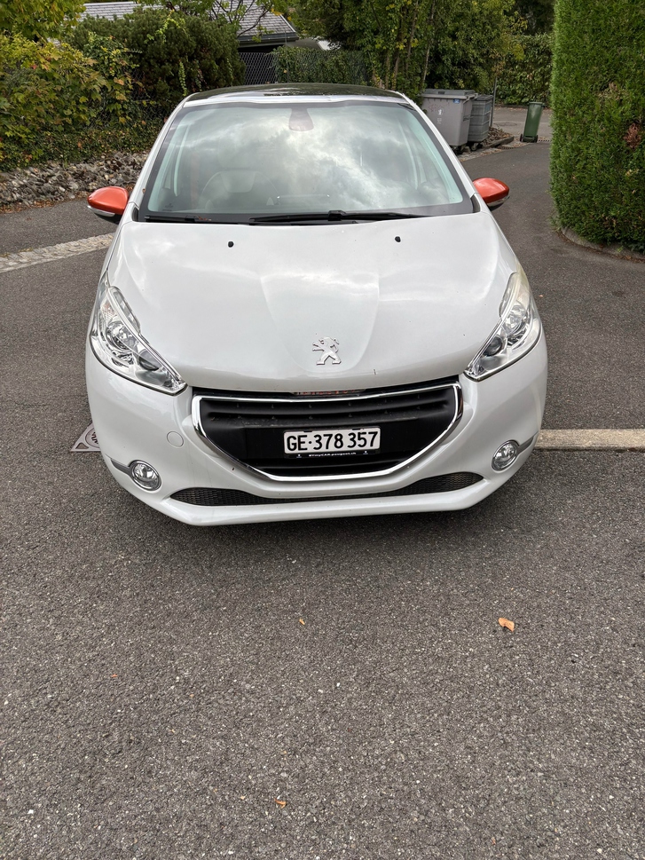 Peugeot 208 1.2 PureTech Roland Garros