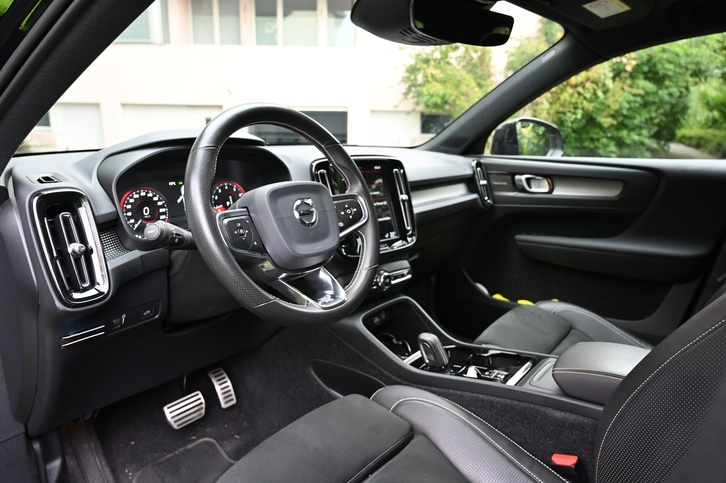 Volvo XC40 T5 R-Design AWD mit umfangreicher Ausstattung Volvo Volvo XC40 2.0 T5 R-Design AWD