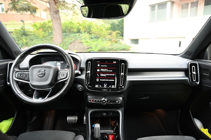 Volvo XC40 T5 R-Design AWD mit umfangreicher Ausstattung Volvo Volvo XC40 2.0 T5 R-Design AWD