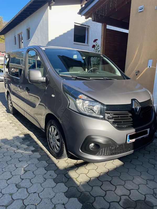 Renault Trafic Passenger/ Family Van Renault Trafic Passenger/ Family Van Renault 1