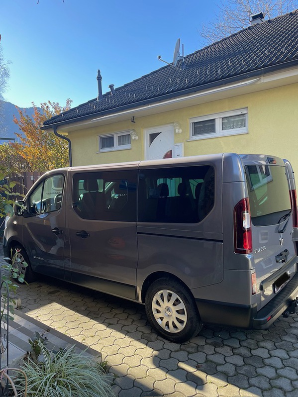 Renault Trafic Passenger/ Family Van Renault Trafic Passenger/ Family Van Renault 4